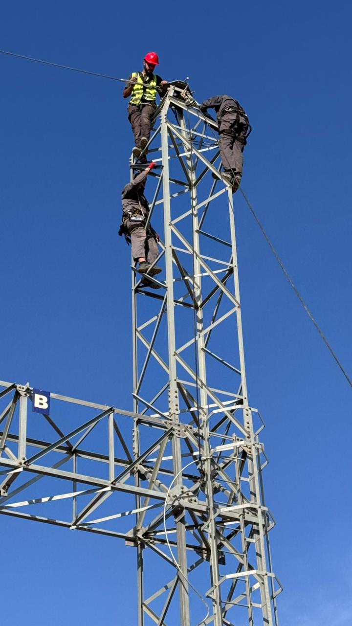 كوادر الصيانة تركّب أسلاك التاريض العلوية في محطة تحويل السمرا 132 ك.ف